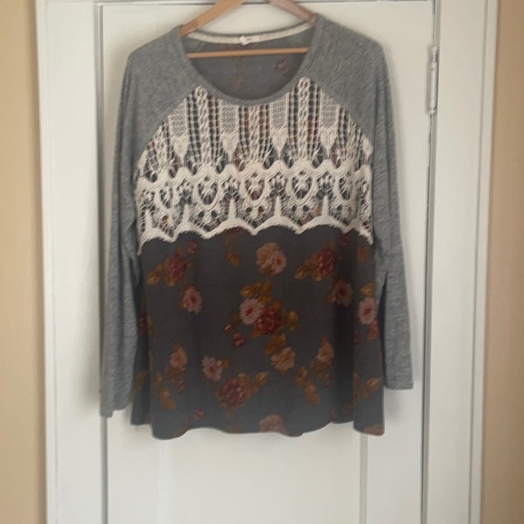 Maurices Tops - Maurices raglin sleeve top. Lace detailing. Size 1X.